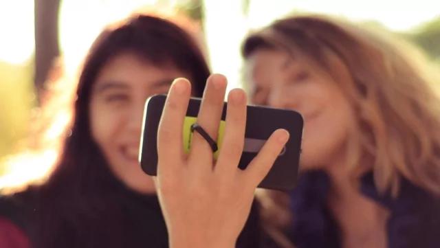 apoya celular de madera - Cómo se llama lo que se usa para sostener el celular