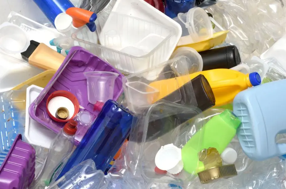 construcción con materiales reciclables plasticos - Qué proyectos se pueden hacer con el plástico
